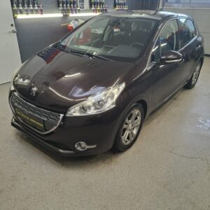 Peugeot 208 1.2 Allure Sky